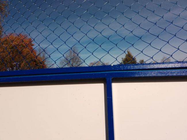 Ограждение за бортами хоккейной коробки