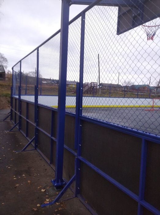 Защитное ограждение над бортом хоккейной коробки