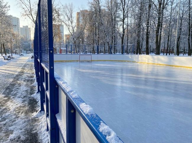 Открытая хоккейная коробка зимой